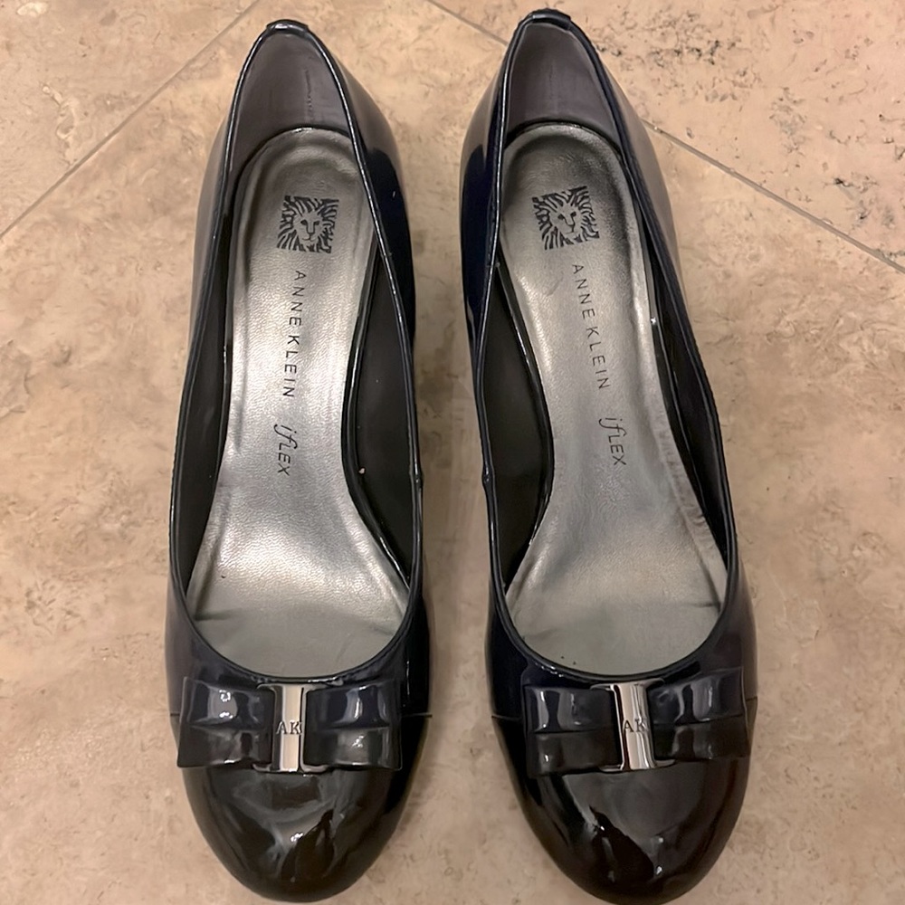 Anne Klein Navy Patent leather shoes with Bows, Size 6